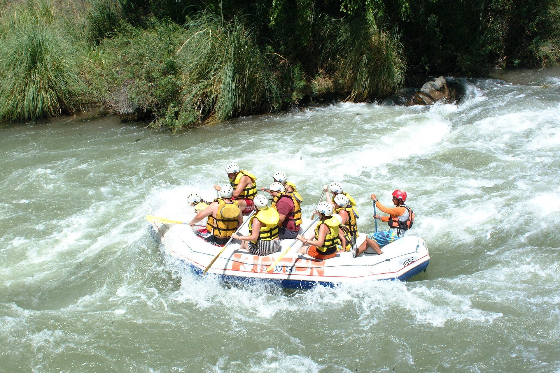 Personas haciendo descenso en Kayak de río.