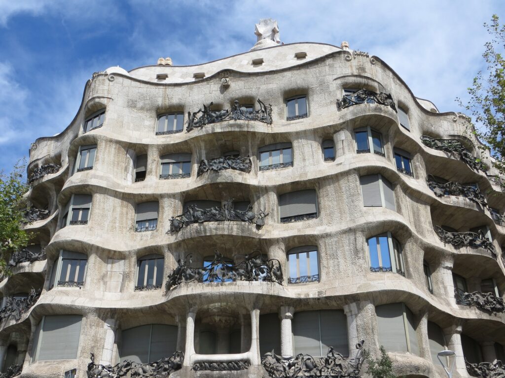 Monumentos históricos de Barcelona Casa Milà Gaudí