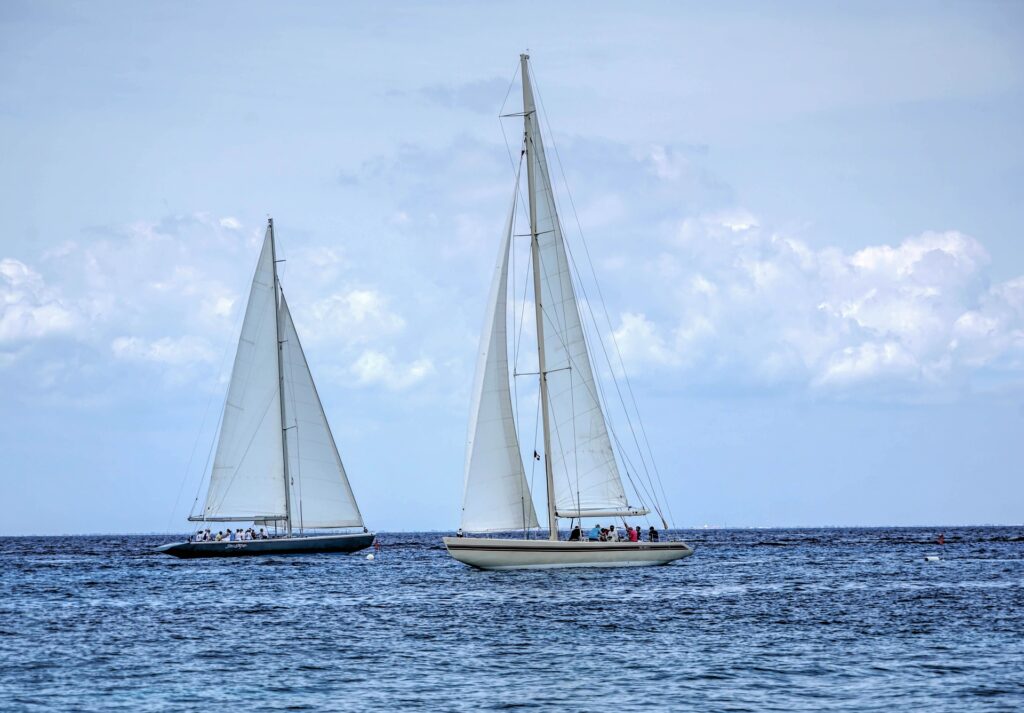 Dos veleros en el mar