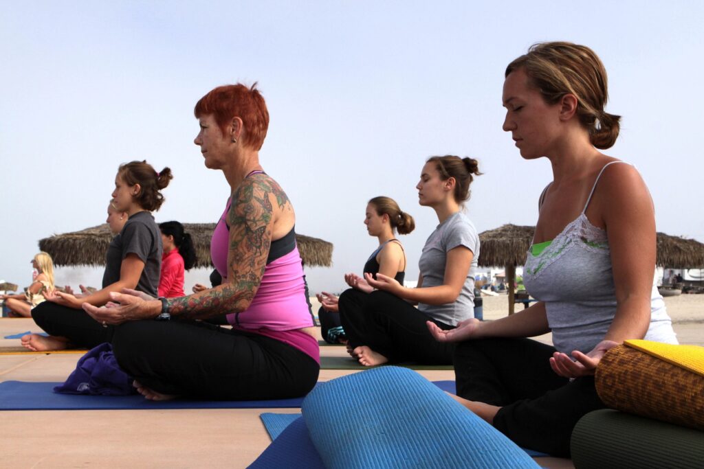 Yoga en Grupo al Aire Libre en Barcelona